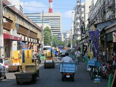 小笠原・父島へのフェリーは竹芝桟橋から出航します。24時間もの航海になりますので築地に寄って船内で食べるものを調達します。