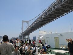 午前11時。おがさわら丸は定刻通りに出航しました。レインボーブリッジをあっという間に潜り抜けます。