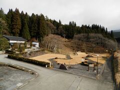 入口横の石には「臥龍公園」の文字。
国指定天然記念物「臥龍桜」のために整備された公園だ。
今でこそ周囲は小綺麗な公園として整備されているが。
もとは大幢寺[だいどうじ]の境内にあった。
なので往古は「大幢寺の大桜」と呼ばれていた。
昭和6(1931)年に同寺の第二十世住職、道仙和尚が「臥龍桜」と命名。
この名称は桜の幹枝が龍の姿に似ていることに由来するそうだ。
臥竜桜は推定樹齢1100年を超える江戸彼岸桜[エドヒガンザクラ]の老木。
高さ20m、目通り（目の高さでの幹の直径）7.3m、枝張りは南北30mにも及ぶという大樹である。
母樹から伸び過ぎた枝が垂れて地に着き、そこから発根してもう１本の幹ができた。
新しい幹は母樹から養液を摂取する必要がなくなったため、中間の部分が枯れ落ちてしまった。
さらに昭和34(1959)年、伊勢湾台風の被害に遭い龍の首に相当する部分がポッキリ。
このため現在は母樹と新しい幹の2本の桜で龍を形どっている。
ちなみに枯れ落ちた部分の木は今でも地面に転がっていた。
