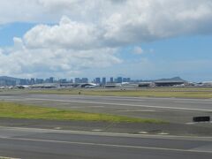 時刻は11:10、ほぼ定刻にホノルル空港に着陸しました。
滑走路を走行中、向こうの方にダイヤモンドヘッドが見えました！
「ハワイに来た」と実感できる風景ですね～♪