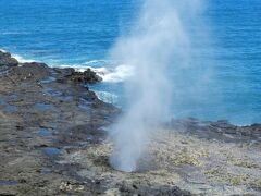 カウアイ島の北端から島の南部へと向かいました。

ポイプ地区からさらに少し西に行ったところにある「潮吹き穴」が見たかったからです。
波が押し寄せる度に3～7mくらいの潮を吹きます。
大きな潮を吹く度に、観客から歓声が上がっていました。