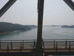 初めての瀬戸大橋。

ゆっくり瀬戸大橋を楽しみたかったのですがここで誤算が。
岡山駅で交通ICカードで入場したのですが、琴平駅はICカードで出られないそうで車掌さんに精算してもらいました。

そのタイミングがいよいよ瀬戸大橋！って所で…。

帰りは切符を買うのでまた帰りに期待しましょう。