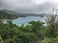 さあ海に入りましょう！まずは船が沈んでいる境浦に行きます。時折雨が強く降ってきます。