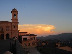 庁舎 (サンマリノ)と夕焼け