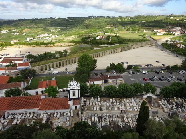 手前にあるのは、どうやらお墓<br /><br />で、中央斜めに走るのは…