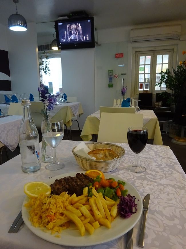 外の店員さんもは「こいつは食べない」くらいの感じで感じ悪かったし、<br />中の店員さんも何かとカマをかけてくるような…<br /><br />この、オーダーした後余分なナイフとフォークを下げなかったのもわざとだと思うんだw<br /><br />食べる量といい、慣れてる感といい<br />彼らの見下す期待の全てを裏切ることに成功v<br />（ワインの選択はマグレであったw）