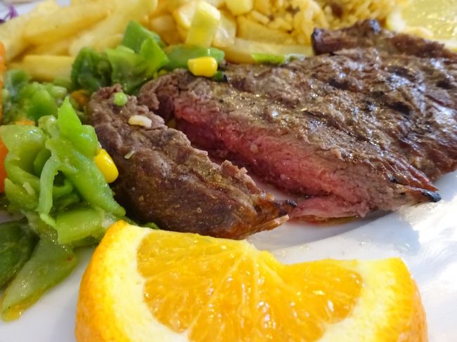 成型肉って、霜降りのサイコロステーキだけかと思っていたら<br />赤身のヒレ肉にもあるんだよね。<br />先日北海道のレストランで食べた時、断面を見る限り分からなかった…<br />味も見た目も、がっつり冷凍解凍品なのはわかったのだけれど…<br /><br />勉強が足りないわっ<br />もっといっぱい食べなくっちゃ！、、、？？？w