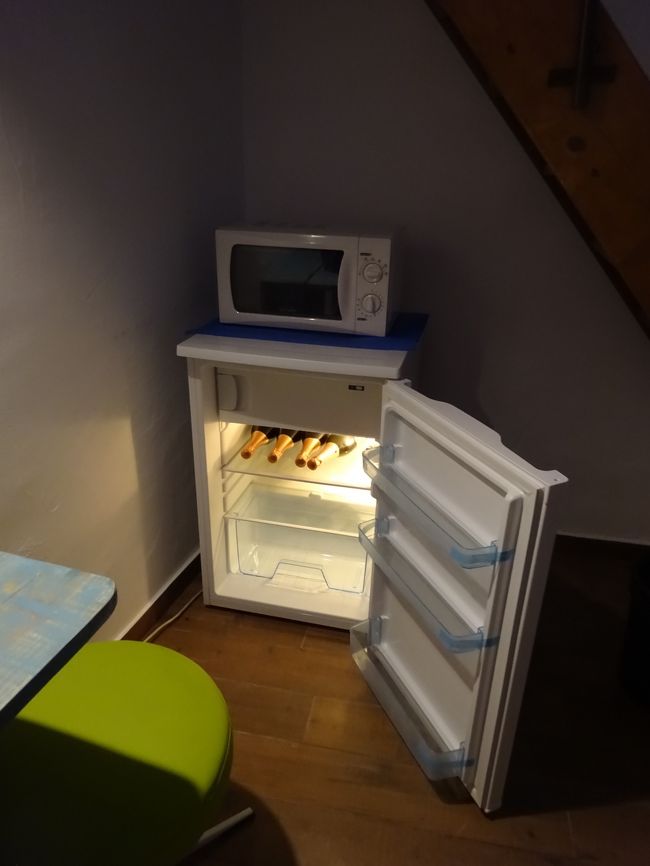 ウェルカムシャンパン１本<br />冷蔵庫、電子レンジ…<br /><br />便利なのだけれど<br /><br />近くにあるのはパン屋と土産物屋兼果物を少し置いているお店しか見当たらず…<br />お惣菜置いているような大きいスーパーは近くには見当たらないから…<br />電子レンジ使うことが思い当たらない<br />