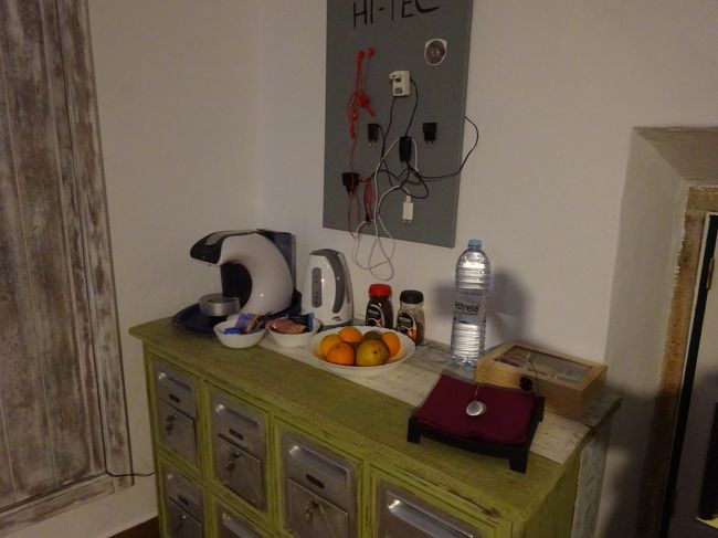 ペットボトルのお水と、果物少々<br />コーヒー紅茶もあって、良い