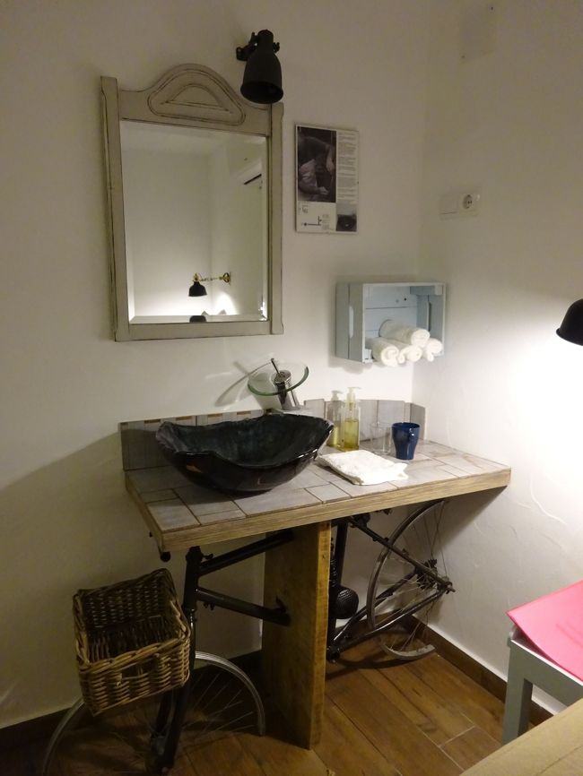 予約サイトの写真通り、おしゃれな洗面台<br /><br />見ると、地元の工房のものらしくって…<br />結構良いものだと思うから、こう…<br />宣伝も兼ねたコラボっぽい感じで、<br />質の良いものを安くおけてるんじゃないだろうか？