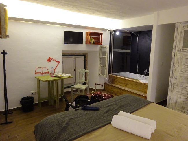 これも、予約サイトの写真通りではあるものの<br />やや半信半疑だった<br />ドアなしで、客室内にバスタブシャワーがあるタイプ（〓´ω｀〓）<br /><br />トイレはドアがあるのだけれど…<br />カップルならいいかもしれないけれど…<br />それも少々年齢制限ありそうな。。。w<br />エアコンもあるし、エアコンつけなくてもそれ程蒸れは気にならなかったけれど…<br />シャワー浴びるだけならともかく<br />バスタブにお湯貼るのは少々抵抗ある感じだよね。。。