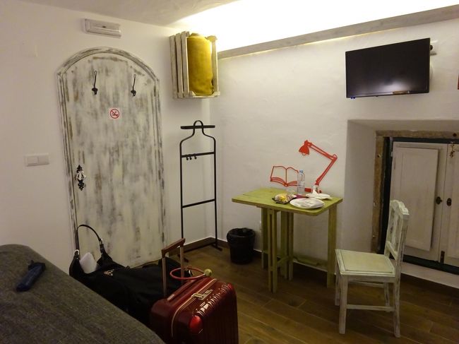 テーブル脇のランプに見えるのは、壁に描かれた絵<br />ドアの右上に毛布のオープン収納<br /><br />保守的な発想ではないね（〓＾ー＾〓）<br />↑の地元の工房とのコラボといい、<br />情熱を持って頑張ってる感じが心地よい<br /><br />いろんな土地のいろんな宿に泊まるのって<br />それだけで楽しい（〓＾ー＾〓）<br />私、放牧民みたいな生活もいけそうだわw<br />でも、帰る場所は欲しいよね。