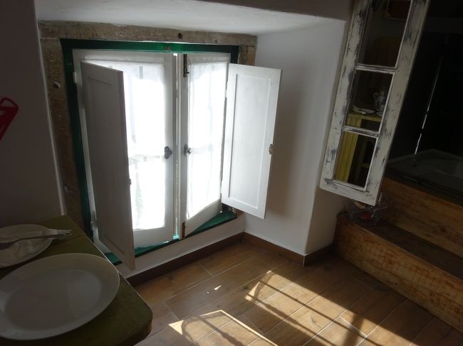 窓は少し低い高さにあるのだけれど…<br /><br />おままごと気分になれて、それもまた良し（〓＾ー＾〓）