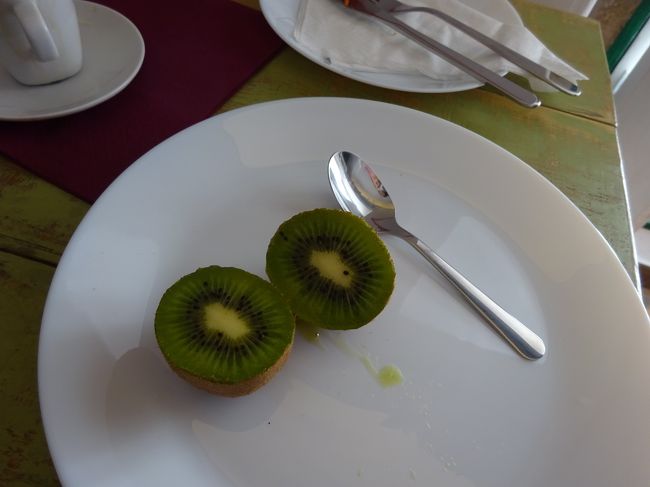 キウイをいただき…<br /><br />あとは、昨日のとんがりコーンの残りかな？