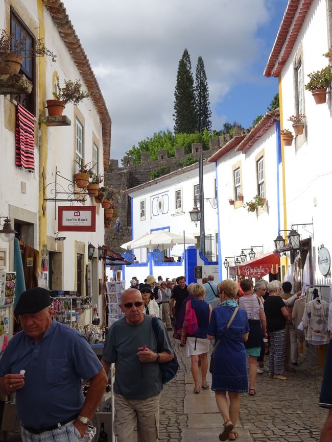 朝には、また、たくさんの観光客が…<br />多分、早々に、バスでやってきた人たちじゃないかな<br /><br /><br />ワッタシッは泊まったーんだぁ～♪