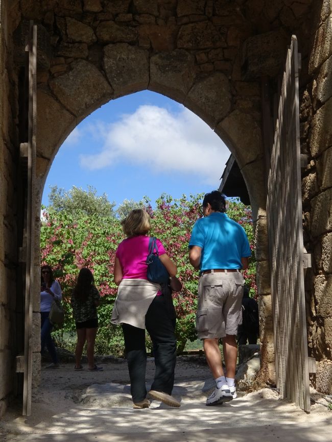 サンティアゴ教会の左手から回ると<br />城壁の外に出られるところがあった