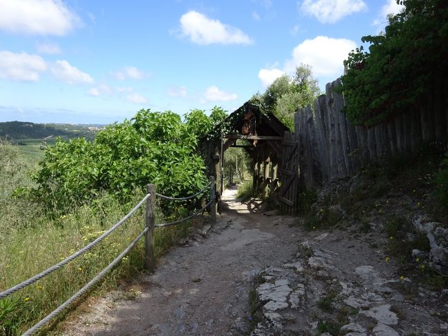 城壁麓外側を歩けるようなのだけれど、<br />こちらは眺望は期待できず<br />木立の間を歩くようだったので、やめた