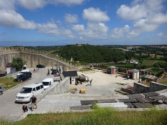 大きい方の野外劇場は、設営中のようであった