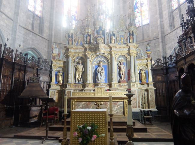 15世紀の前半創られた聖ベルトランの廟。ベルトランの起こした奇跡なども<br />絵にされているそう～<br />