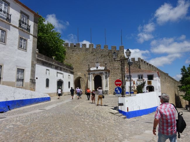 メインゲート、ポルタ・ダ・ヴィラを出たところ<br /><br /><br />バス停はこの右側の階段を１階分位降りたところにあります。