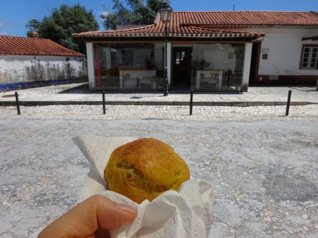 バス停前の商店で、<br />おばさん手作りの…日本で昔からある<br />甘食？みたいなやつ。<br />ベーキングパウダーじゃなくて重そう使って膨らましてあるやつ<br /><br />美味しかった（〓＾ー＾〓）<br />こういうのは自分で作れるかどうか、じゃないのよw<br />「土地のおばさんの手作り♪」っていう嬉しさなのよ<br />（〓＾ー＾〓）