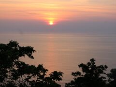 ウトロの北にあるプユニ岬から見た夕日。
たくさんの人が夕日を見にきていました