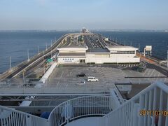 バスは朝08:00横浜駅を出発し、アクアラインで房総に向かいました。途中「海ほたる」にて、トイレット休憩。下写真は「海ほたる」から木更津方面を見たところです。