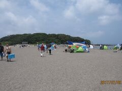 歩いて渡れる無人島「沖ノ島」に向かいました。写真は陸地と島を結ぶ砂の堆積した道です。
