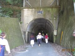 絶景めぐりの最後は、養老渓谷にある「⑤向山トンネル」です。下写真はその入り口で、何の変哲もない普通のトンネルです。