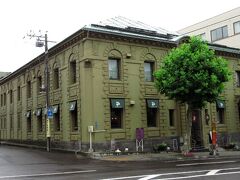 旧北海道銀行本店の建物です。
日本銀行旧小樽支店と同一の人物によって設計されたもので、北海道中央バスの本社、飲食店・小樽バインの店舗として使用されています。観光バスもここで観光時間を設けて停車するようです。