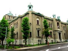 小樽を代表する歴史的建築物の1つが明治45年建築の日本銀行旧小樽支店で、平成14年になって支店が廃止されるまで使用されていました。現在は金融資料館として内部を公開しています。
