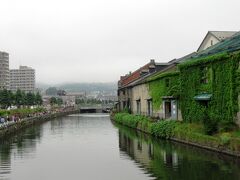 小樽といえば、運河に沿って立ち並ぶ倉庫群の景観が有名。この日はよい天気とはいえませんでしたが、それでも多くの観光客で賑わっていました。