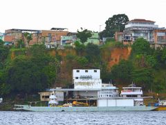 【～アマゾン河 川岸の眺め～】

この急角度のがけの上或いは下の川縁に張り付いて建っている建物は、皆アマゾン河で生計を立てている方々に違いありません....