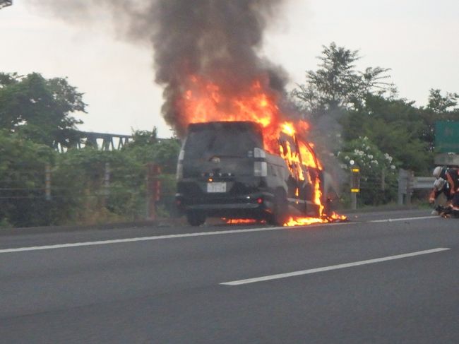 早起きして常磐道で羽田へ向かいます。<br /><br />路上で車が炎上してたー(--;<br /><br /><br />
