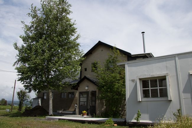 旭川空港行きの特典航空券は取れなかったので<br />新千歳からレンタカーで富良野入りしました。<br />所要時間は2時間くらい。<br />ちょうど昼時だったので<br />まずはお昼を食べます。<br />