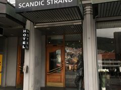 ホテルはスカンディック ストランド。バスを降りてすぐです。