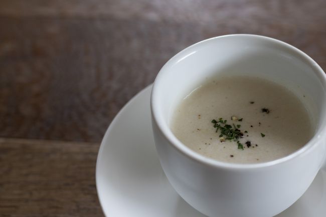 まずはじゃがいもの冷製スープ♪<br /><br />うむむ・・・美味い。<br />