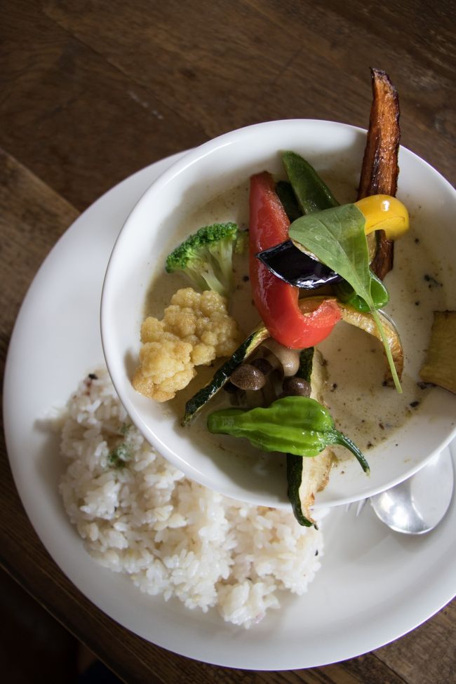 カレーは2種あったのですが<br />評判の良いというグリーンカレーをオーダー。<br />これまた自家製野菜たっぷり!!<br />私はグリーンカレー自体は<br />今まで数回しか食べた事ありませんが<br />ここのは深い味わいでこれまた美味でした。<br />もうこれはカフェメニューではありませんね。<br />本格的なレストランのメニューです。<br />