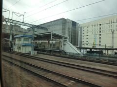 9:55
新山口から36分。
博多に到着します。
鈍行列車だと3時間近くかかるから、新幹線はやっぱり速いな。
