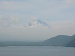 途中、本栖湖から見た富士山です。
曇ってます！
殆ど見えませんねえ。

さっさと精進湖へ向かいます。
