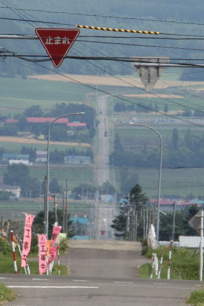 食事を終えたら<br />天気が少し回復して来てました。<br />このまま晴れたらよいけど・・・。<br /><br />お店の前の道路なのですが<br />一直線でした。<br />北海道らしくてテンション上がりますね。<br /><br />