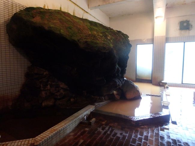 露天風呂が有名過ぎて<br />正直言うと内風呂は関心が無かったのですが<br />内風呂のお湯の良さにびっくり！<br />左側のお風呂なんですけど<br />無色透明のさら湯だと思って入ったら<br />なんと酸性のお風呂だったのです。<br />源泉温度：36.7℃　PH：2.4との事。<br />かなりぬるいのですが<br />ポカポカと温まり、そして刺激が強いお湯でした。<br /><br />こちらのホテルは2つの源泉があるそうです。<br />お湯があまりにも良過ぎて<br />長居してしまいました。<br />あ、でもあまり大きな声では言えないのですが<br />ホテルやお風呂自体はかなり古くて<br />お世辞にもきれいとは言えなかったです(^^;<br />