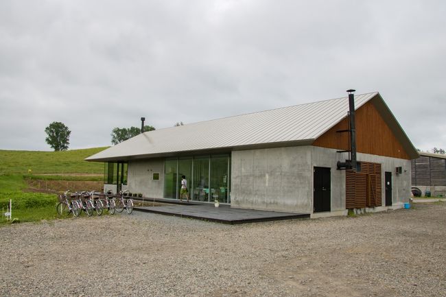 この日の最後は美瑛放牧酪農場。<br /><br />翌日は定休日だし<br />前回来た時もお休みで行けなかったので<br />リベンジを果たせて良かったです。<br />