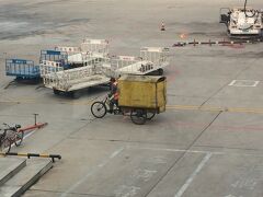 西安の空港では自転車が現役だった。