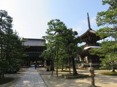 天橋立の桟橋に隣接して文殊の知恵で知られる有名な智恩寺がある