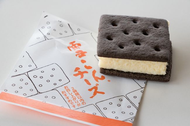 全然そんなこと無かった！<br /><br />めちゃウマー！<br /><br /><br />こちらは「雪こんチーズ」<br /><br />賞味期限は2時間なんだそうです。<br />雪やこんこのダークココアビスケットに<br />濃厚なベイクドチーズケーキを挟んだもの。