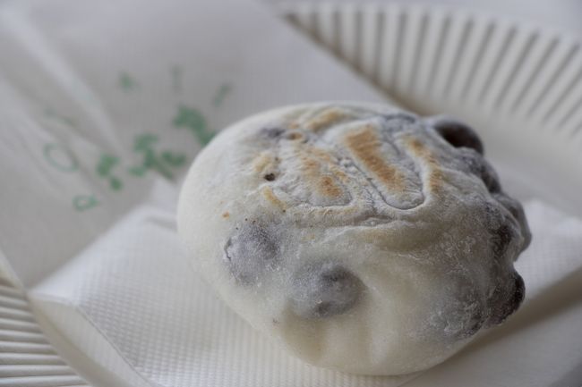 これももちろん美味!!!<br /><br />「ふらの餅」<br /><br />ちょっぴり塩味が効いています。<br />また、オーダーを受けてから<br />両面を焼いてくれるので<br />とても香ばしかったです。<br /><br /><br />無料で飲めるコーヒーも<br />とても美味しかったですよ!!!<br /><br />六花亭のカフェは人気がありますが<br />なるほど、これならその理由が分かります。<br />