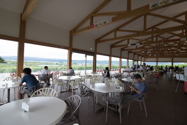 ツアーバスも来るので混雑には波があります。<br />でも彼らは買うだけ買ったら帰るし<br />イートインコーナーには近寄って来ません（笑）<br />