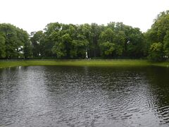 「夏の庭園」入口にあるカリビエフ池です。この池の前方に庭園が広がっています。