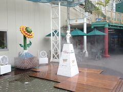 厚いのでしょんべん小僧が水をまき散らす